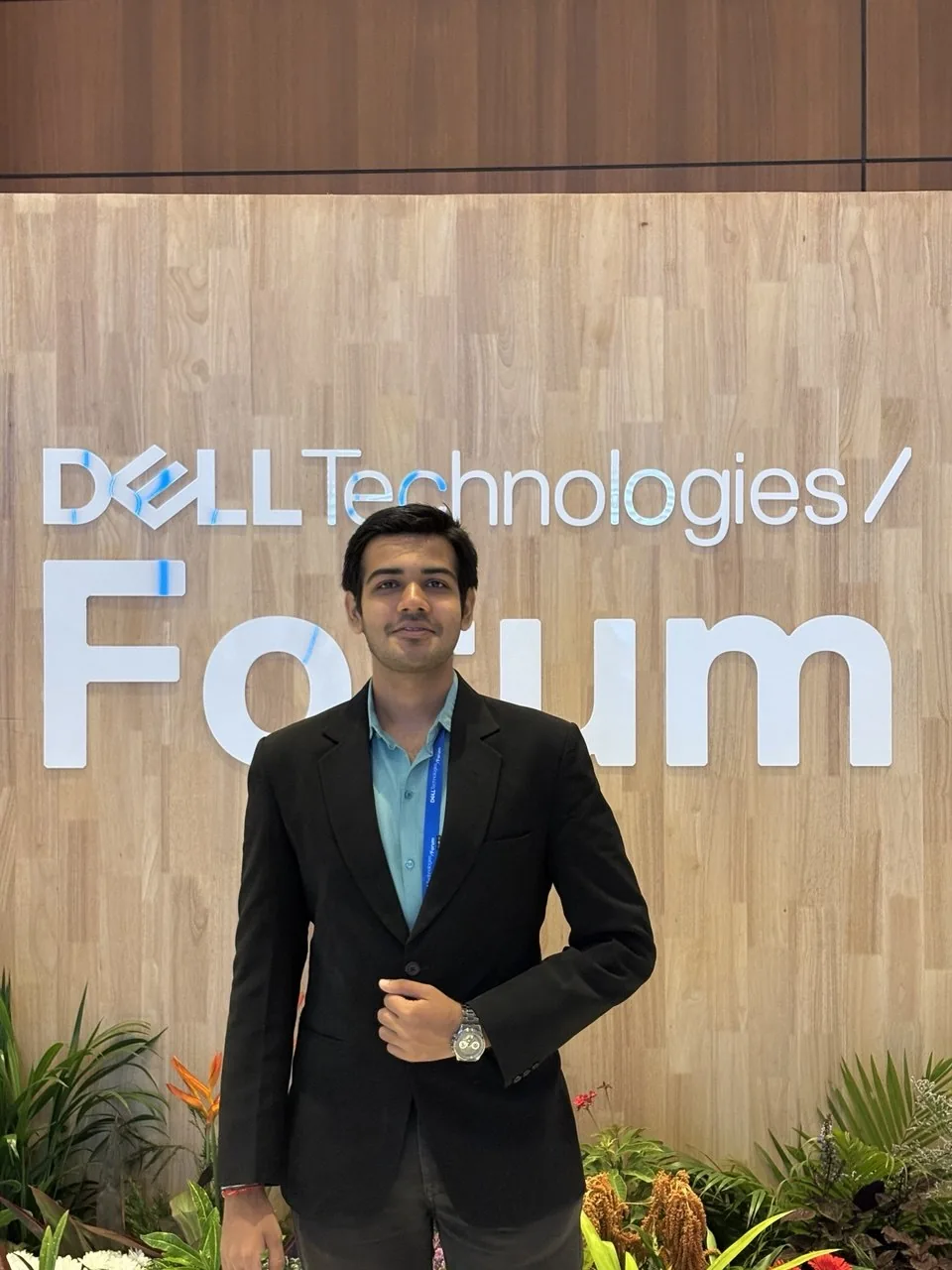 Hitansh at the Dell Technologies Forum wall
